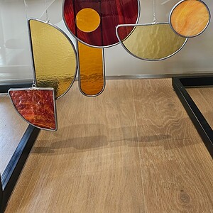 Modern Glas in lood object "ff op moeten wachten". Uniek