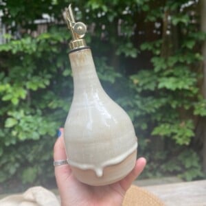 Olijfoliefles van keramiek. handgemaakt, en elke fles is anders