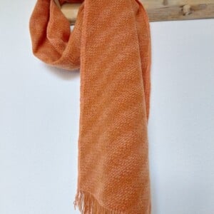 Oranje shawl van 100% merinowol - Uniek & Vrolijk