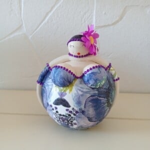 Purple lady,dikke dame,14 cm,handgemaakt,mixed media