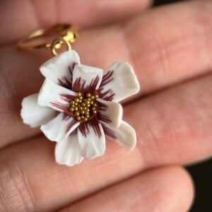 Rood-witte bloem oorbellen met gouden details