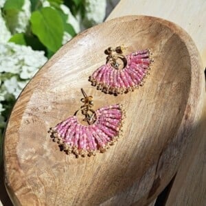 Roze fringe oorbellen met gouden ster – korte handgemaakte oorbellen met Miyuki kralen