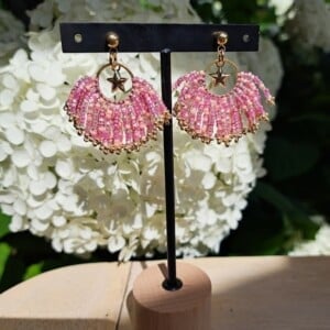 Roze fringe oorbellen met gouden ster – korte handgemaakte oorbellen met Miyuki kralen