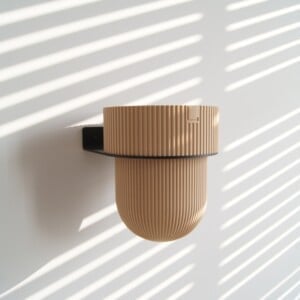 STERKSTAEL Flora S Eco Pot Dessert Sand - bloempothouder - kleur houder zwart - kleur pot zandkleurig - inclusief bloempot ø12cm - poedercoating - staal