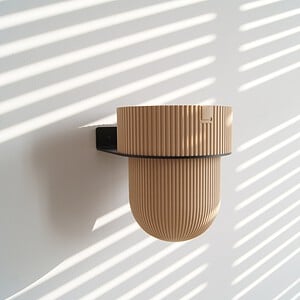STERKSTAEL Flora S Eco Pot Dessert Sand - bloempothouder - kleur houder zwart - kleur pot zandkleurig - inclusief bloempot ø12cm - poedercoating - staal