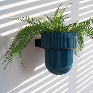STERKSTAEL Flora S Eco Pot Petrol Green - bloempothouder - kleur houder zwart - kleur pot donkergroen - inclusief bloempot ø12cm - poedercoating - staal