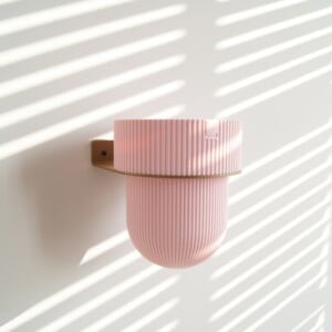 STERKSTAEL Flora S Eco Pot Pink Blossom - bloempothouder - kleur houder goud - kleur pot zacht roze - inclusief bloempot ø12cm - poedercoating - staal