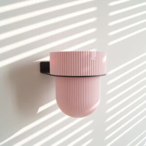 STERKSTAEL Flora S Eco Pot Pink Blossom - bloempothouder - kleur houder zwart - kleur pot zacht roze - inclusief bloempot ø12cm - poedercoating - staal