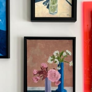 Schilderij "Random houseware + flowers" - origineel kunstwerk van olieverf