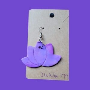 Set van drie, twee Oorbellen en een Ketting hanger Paars Lotus Polymeer Klei