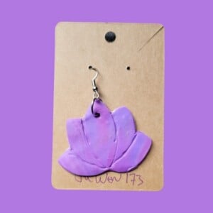 Set van drie, twee Oorbellen en een Ketting hanger Paars Lotus Polymeer Klei