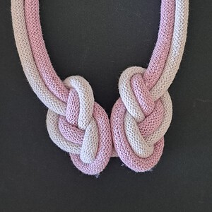 Textiel ketting lila roze macrame