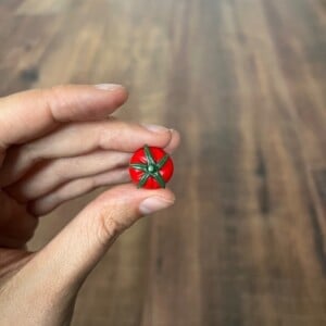 Tomaat pin voor tas of kleding