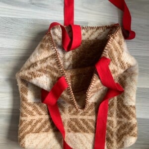Tote bag gemaakt van een dikke bruine vintage deken
