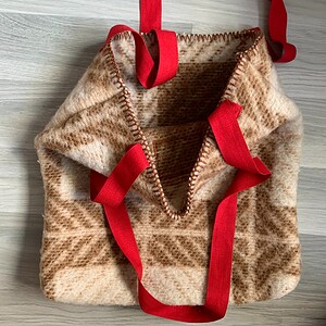 Tote bag gemaakt van een dikke bruine vintage deken