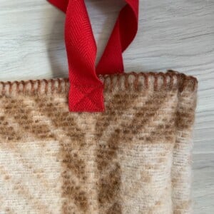 Tote bag gemaakt van een dikke bruine vintage deken