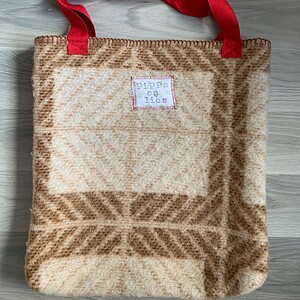 Tote bag gemaakt van een dikke bruine vintage deken