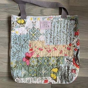 Tote bag gemaakt van een doorgestikte sprei