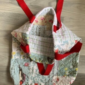 Tote bag gemaakt van een mooie bedden sprei