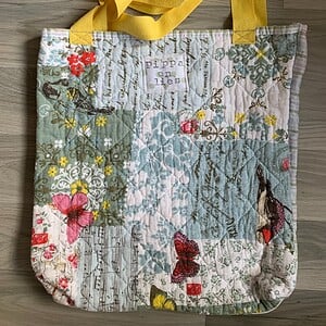 Tote bag van een doorgestikte sprei met bloemen, vlinders en vogels