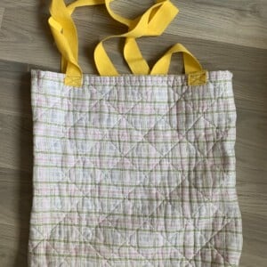 Tote bag van een doorgestikte sprei met bloemen, vlinders en vogels