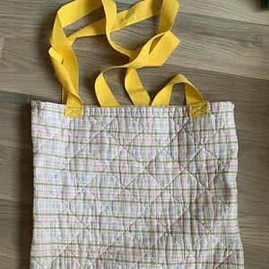 Tote bag van een doorgestikte sprei met bloemen, vlinders en vogels