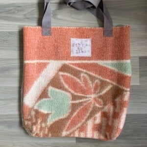 Tote bag van groen - roze vintage deken.
