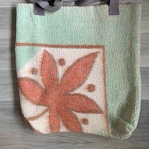 Tote bag van groen - roze vintage deken.