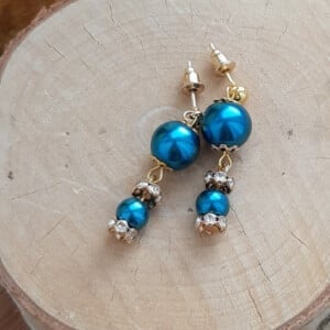 Unieke oorbellen: Blauw met goud/zilver studs: Handgemaakt met glazen kralen