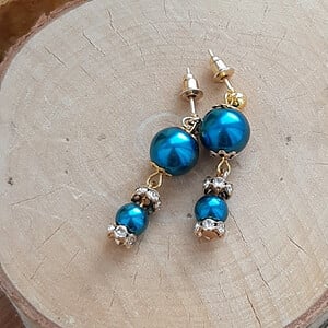 Unieke oorbellen: Blauw/goud studs: Handgemaakt met glazen kralen