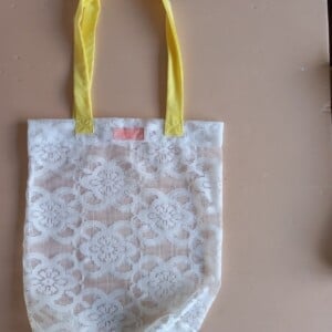 Upcycled zomertas met vintage bloemenprint en geel hengsel