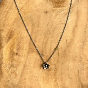 Verzilverde ketting met bloemetje en peridoot kraaltje