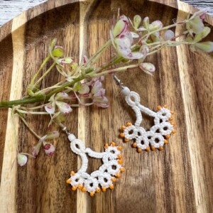 White Tatting Oorbellen met oranje kraaltjes