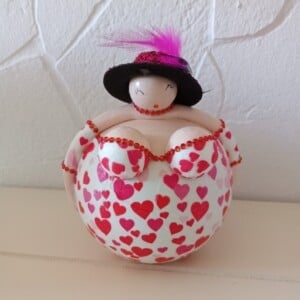 Will you be my valentine?Dikke dame in hartjesjurk,14 cm,handgemaakt en uniek