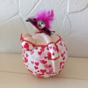 Will you be my valentine?Dikke dame in hartjesjurk,14 cm,handgemaakt en uniek