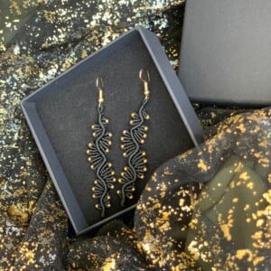 Zwarte macramé oorbellen met gouden accenten