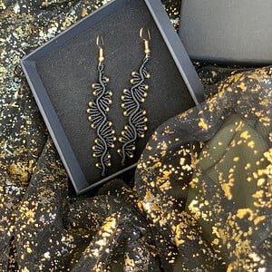Zwarte macramé oorbellen met gouden accenten