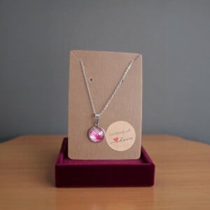 elegante ketting met roze bloemen patroon 10 mm hanger.