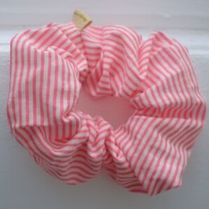 katoenen scrunchie met roze streepjes