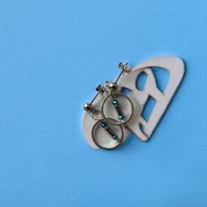 oorbellen met kralen in een dichte ring