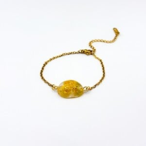 Armband met Steenvormige Hanger Gevuld met Echte Bloemen uit Amsterdam