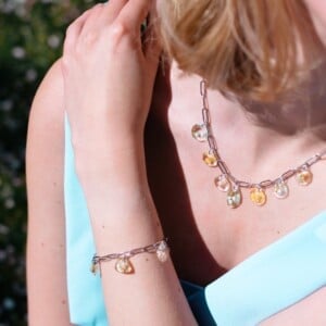 Bedelarmband met Pastelkleurige Bloemenbedels
