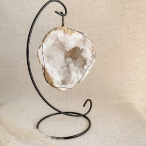 Bergkristal geode met zwarte houder
