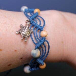 Blauwe armband met schildpad - handgeknoopt met waxkoord, houten en gemarmerde kralen | Ocean Glow collectie