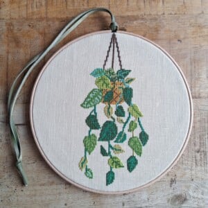 Geborduurde hangplant in houten borduurring. Hangemaakt in kruissteek. Fleurt ieder interieur op op, wanddecoratie