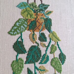 Geborduurde hangplant in houten borduurring. Hangemaakt in kruissteek. Fleurt ieder interieur op op, wanddecoratie
