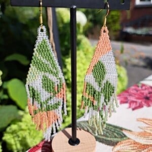 Botanic Bloom – botanische fringe oorbellen met miyuki kralen