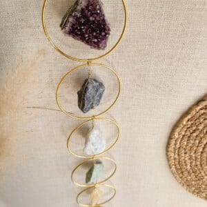 Chakra edelsteenhanger als decoratie in huis