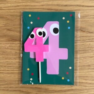 Feestbundel: Nummer 4 Taarttopper + 5 Uitnodigingen – Handgemaakt & Uniek