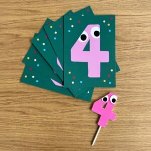 Feestbundel: Nummer 4 Taarttopper + 5 Uitnodigingen – Handgemaakt & Uniek